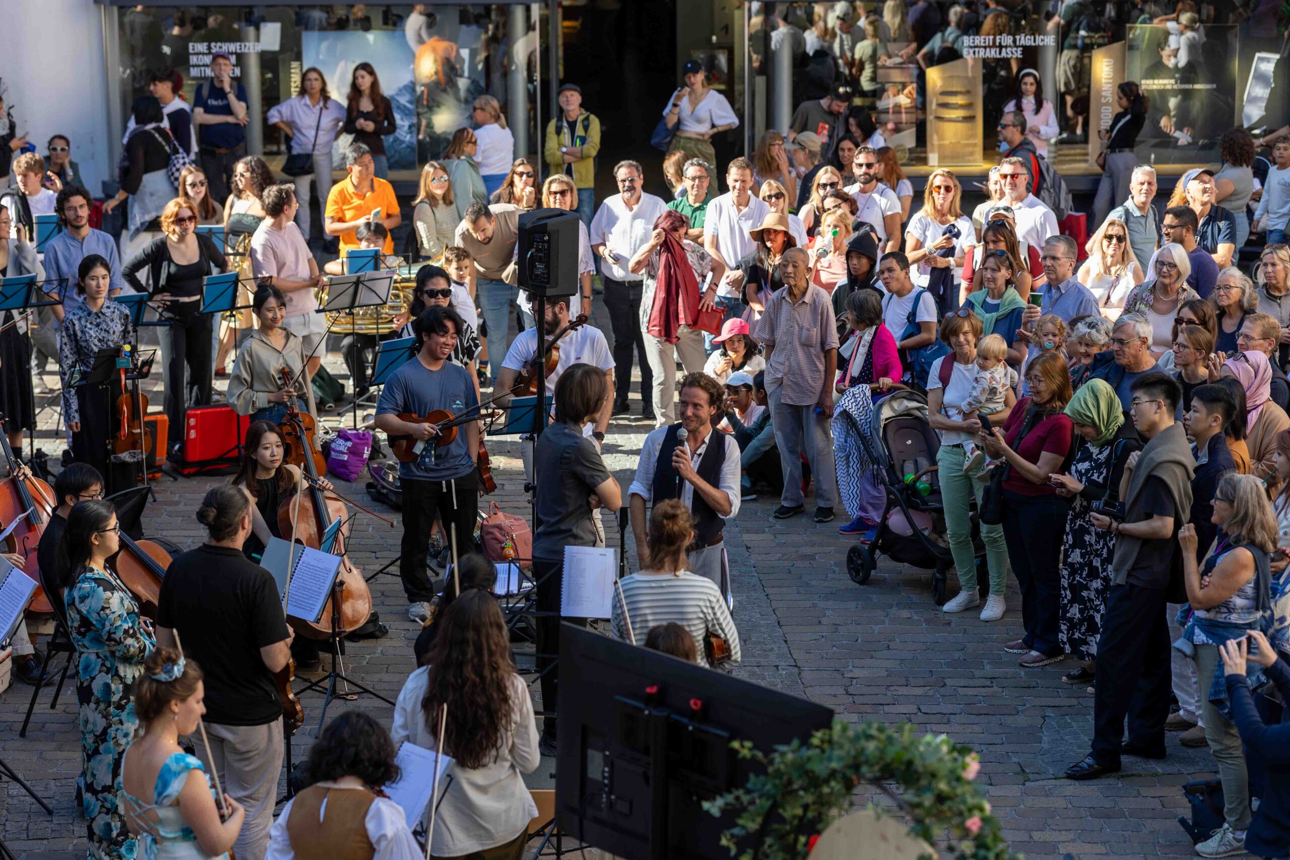 Symphonic Jukebox in Luzerns Altstadt: Orchester und Publikum auf dem Platz