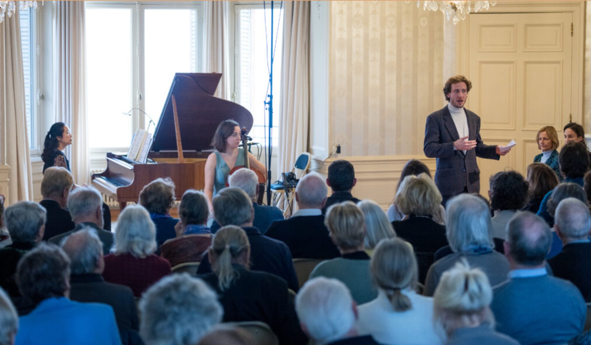 Lecture Recital: Joseph Sieber moderiert vor Publikum, Flügel und Cello im Saal